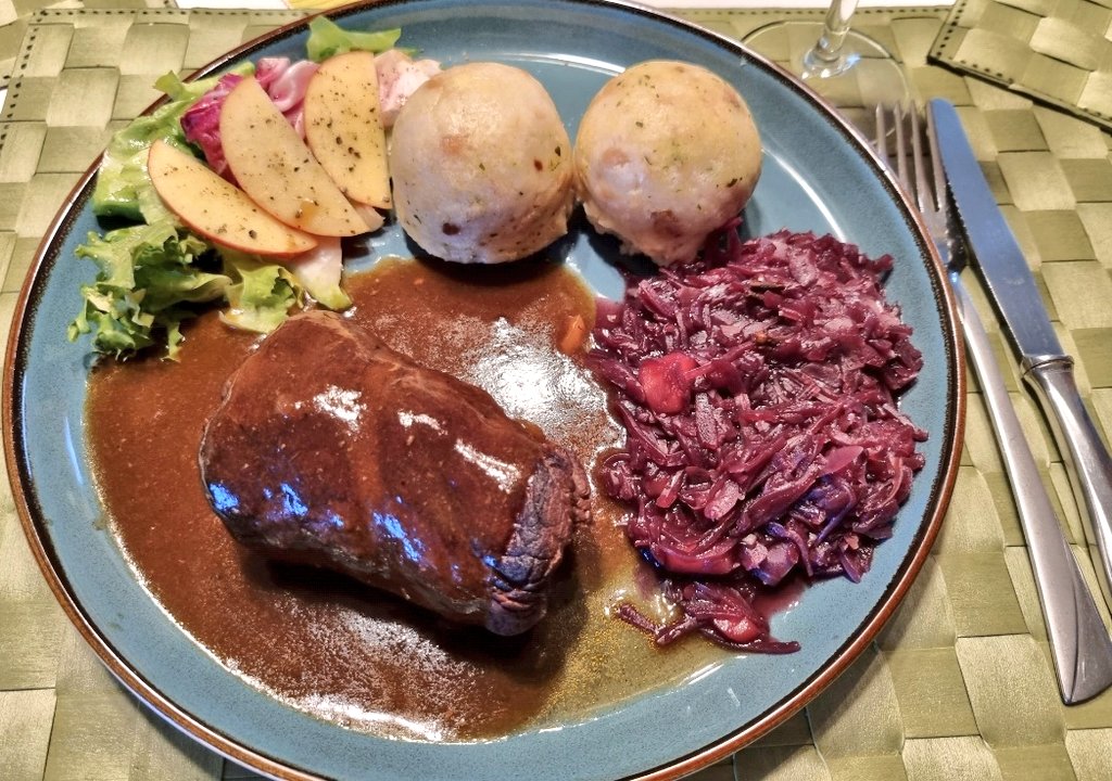 Beef roulades with red cabbage and bread dumplings 😋