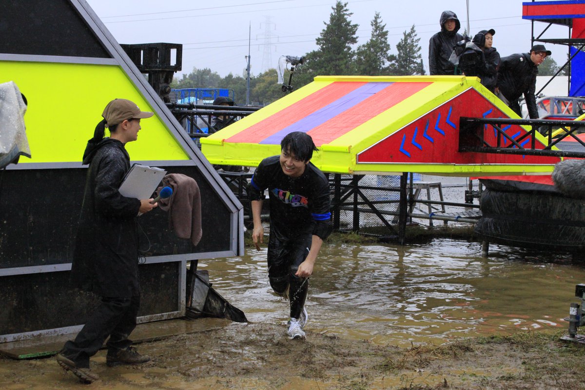 sasuke_tbs's tweet image. ／
#SASUKE2025 放送中🎅
＼

人気声優  #千葉翔也 さん🎤 
日置さん＆川口さんのアクスタを持参するガチ勢！

ALTIOR Tシャツを汚さないと誓うも…😭
TBSアニメ出演も続々決定✨ 

#どうせ恋してしまうんだ
#シャンピニオンの魔女 
#氷の城壁
リベンジ誓う声に注目🔥
#SASUKE2夜連続 🎄