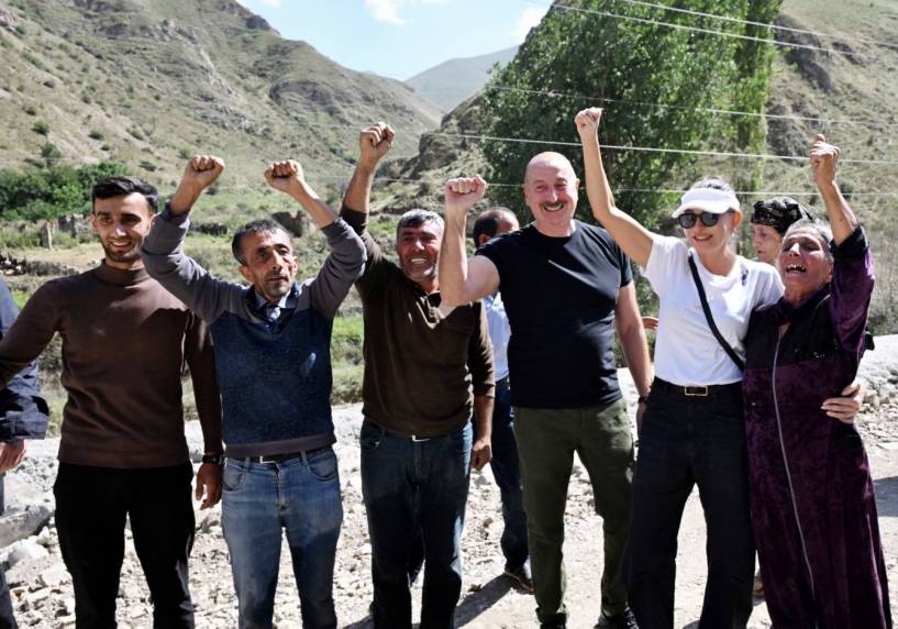 Böyük Qayıdış

Prezident İlham Əliyev 2022-ci il 16 noyabr tarixində “Azərbaycan Respublikasının işğaldan azad edilmiş ərazilərinə Böyük Qayıdışa dair I Dövlət Proqramı”nın təsdiq edilməsi haqqında” Sərəncam imzalamışdır. .