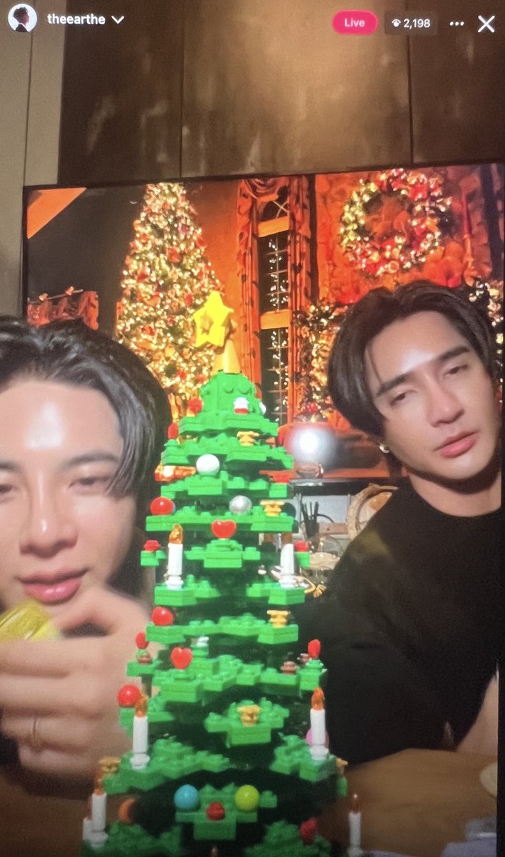 YILOVEY's tweet image. Actually they planing to bake cookies for Christmas content but they chang their mind. 🤣🤣

#เอิร์ทมิกซ์ #EarthMix #Earthpirapat #mixxiw