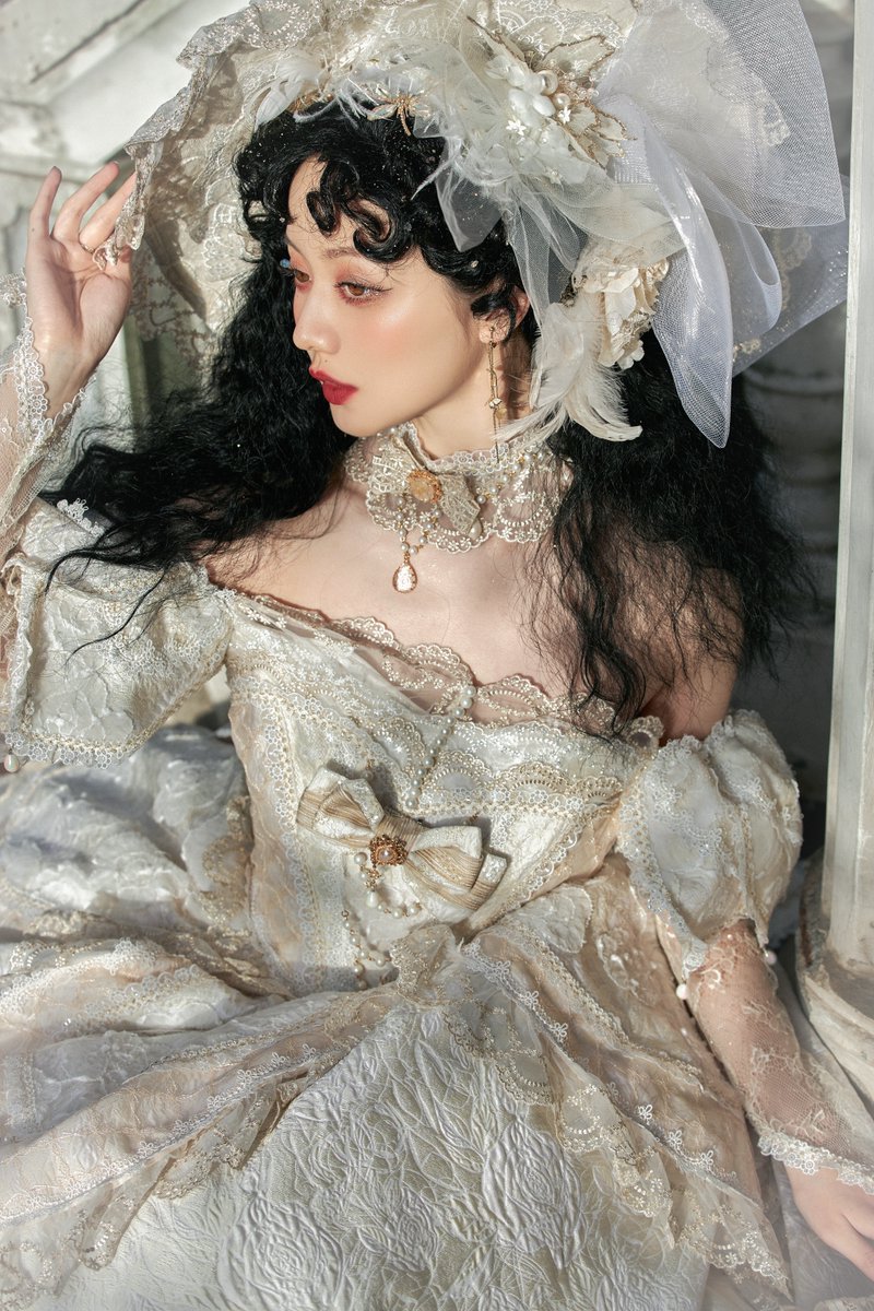 スカートはバラ柄のジャカード生地です ふんわりと立体感のある