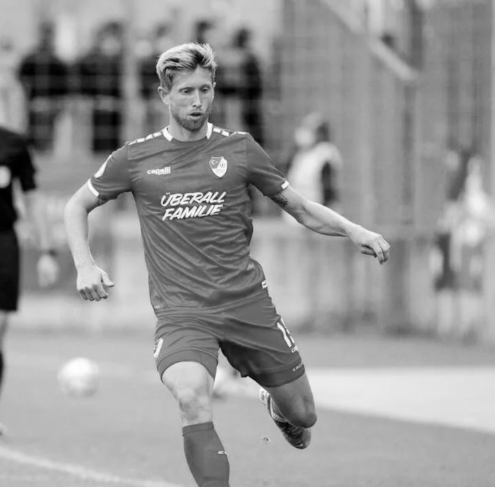 Sebastian Hertner, ex-défenseur de Stuttgart, est décédé à l’âge de 34 ans. 😪🕊️ 

L’ancien joueur a perdu la vie en chutant de 70m dans un accident de télésiège au ski.

Selon les premiers éléments de l’enquête, une collision entre deux nacelles aurait provoqué son éjection.