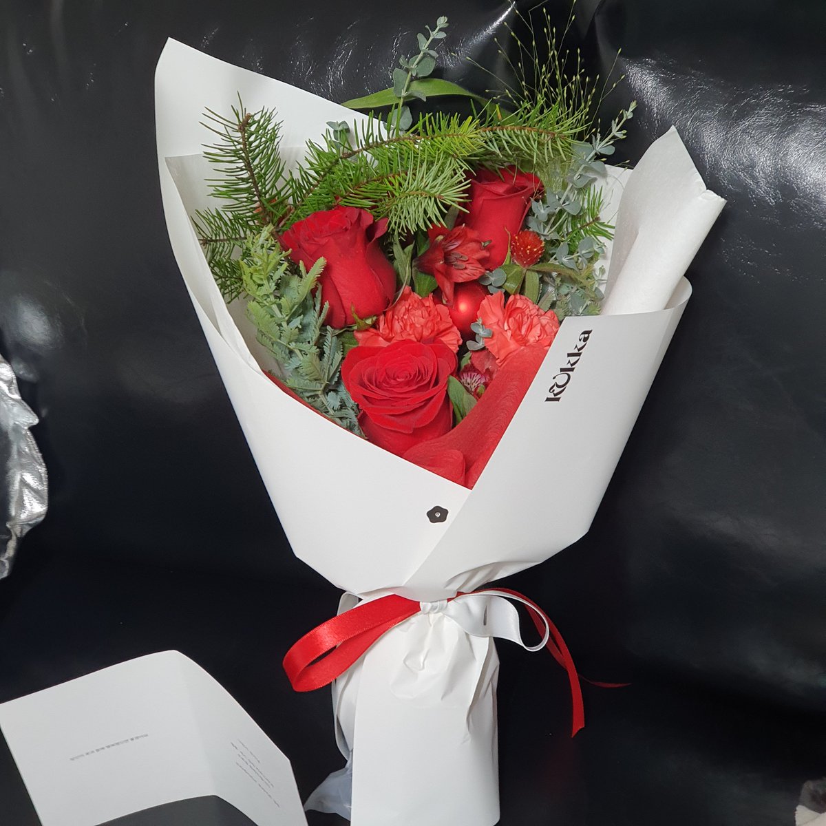 COLDBURN_'s tweet photo. 이거는 섹산카 런칭 기념으로 크리에이티브 호라이즌 쪽에서 보내주신 꽃다발인데요, 꽃다발 선물은 처음이라 정말 기쁘고 감동이었습니다. 😭
너무너무 예쁨... https://t.co/G9jQKtFS8z