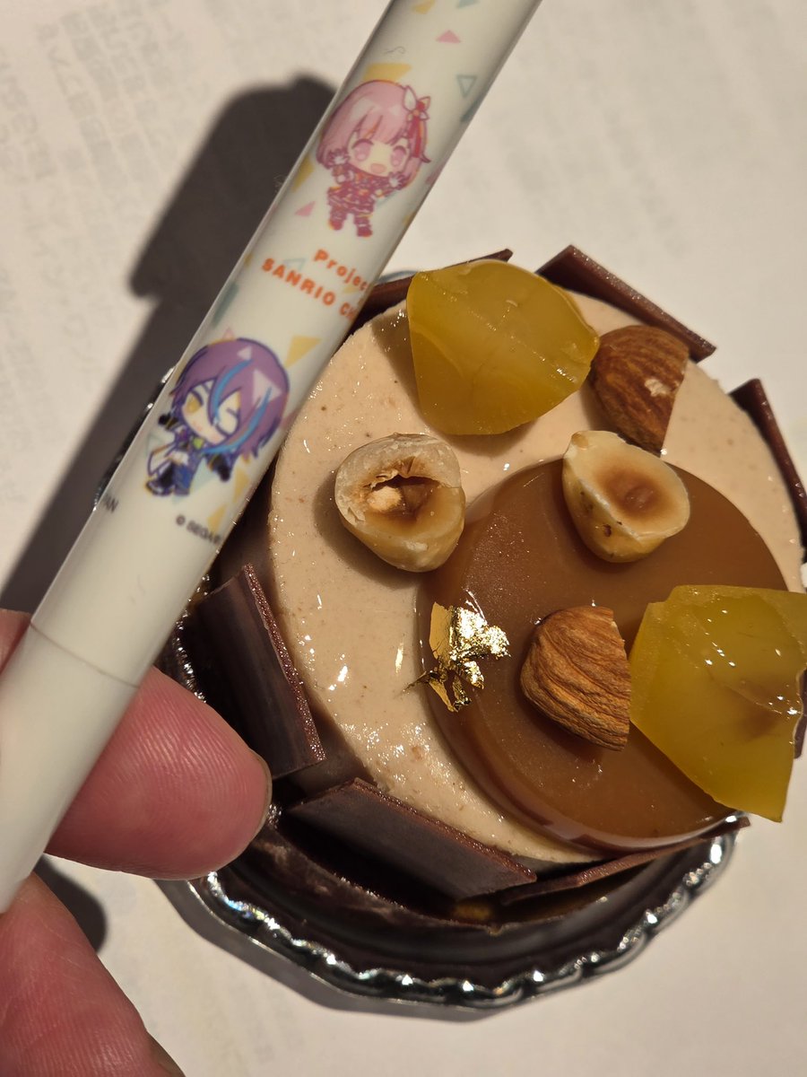 2025歌納めでした✨
歌唱がちーむ最後だったからみんなの声聞けたし、最高の最後の歌納めでした♪

イブだからケーキも用意してくださって、お仕事ながらクリスマス堪能しました🎄

…類？
…マロンは…食えるん…？