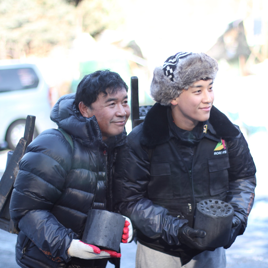 andrea28ix's tweet photo. I love how there are two genres of #Seungri Christmas/#Leecember pics ๐คญ
Originally posted on two consecutive days in December 2017 - work hard, party hard, share your wealth with others ๐ https://t.co/EgZCGzTfXV