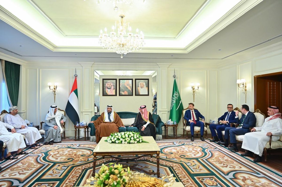 إنفاذا لأمر #الملك_سلمان.. 
سفير #السعودية لدى #الإمارات يُقلّد الشيخ نهيان بن سيف آل نهيان وشاح الملك عبدالعزيز من الطبقة الثانية نظير ما قام به من جهود خلال فترة عمله في المملكة