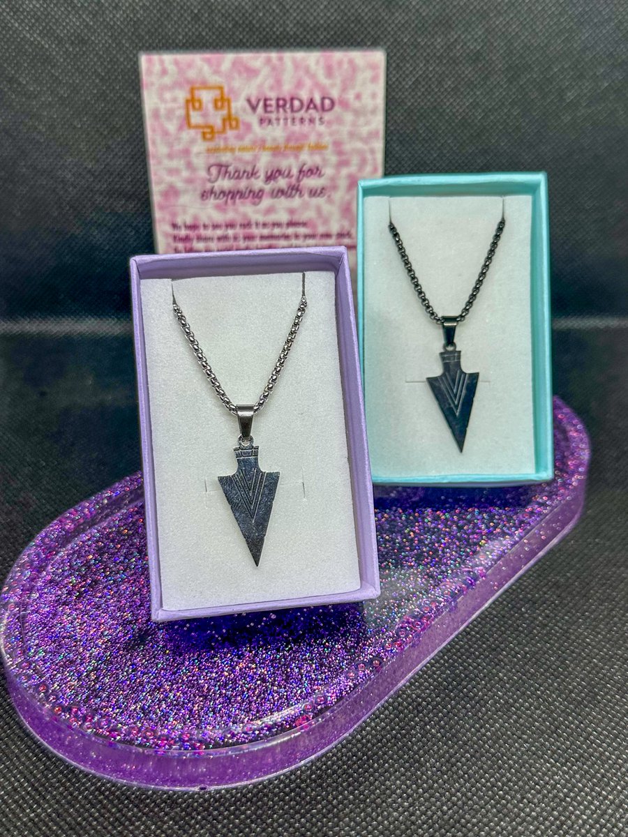 VerdadPatterns's tweet image. For the ones who dare to be different- Unisex Silver Round-box Arrow Neckchain
Price- N6,000
.
To order: Call / WhatsApp: 08163851956 or send us a DM
.
#silver #silverneckckain #silvernecklace #mensjewelry #mensjewellry mensnecklace mensneckchain  unisex jewelry unisexneckchain
