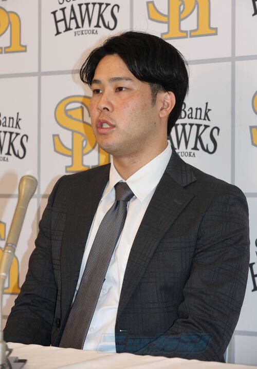 SNikkansports's tweet photo. 【ソフトバンク】藤井皓哉、球界に新たな希望の光　戦力外→独立Ｌ→NPB復帰で大台１億円！ 
#sbhawks #藤井皓哉 

https://t.co/jNgnABFTuX https://t.co/0jMDlV54jv