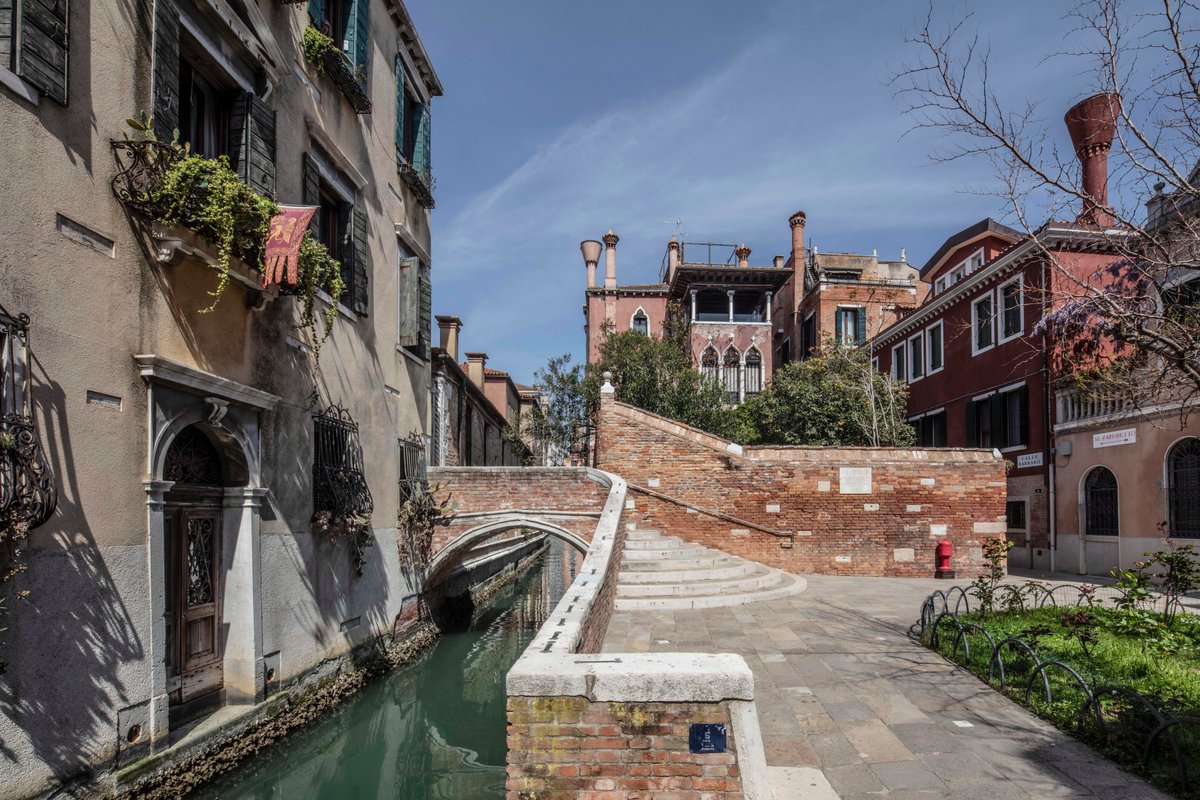 ✨ Buon #Natale!🎄❤️

Che queste feste portino serenità, sorrisi e momenti preziosi da condividere con chi amate. 
Come piccolo dono, vi lasciamo una carrellata di immagini di #Venezia, scorci scelti per raccontarne la #bellezza in ogni momento Qual è il vostro luogo del cuore?