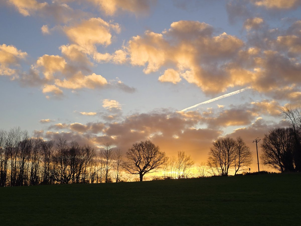 Christmas eve walk around <a href="/AnglersPark/">Anglers Country Park</a> wintersett <a href="/kerriegosneyTV/">Kerrie Gosney</a> <a href="/itvweather/">ITV Weather</a> <a href="/KeeleyDonovan/">Keeley Donovan</a> <a href="/Hudsonweather/">Paul Hudson</a> <a href="/SimonOKing/">Simon King</a> <a href="/bbcweather/">BBC Weather</a> <a href="/Schafernaker/">Tomasz Schafernaker</a> <a href="/metoffice/">Met Office</a> <a href="/WakeExpress/">Wakefield Express</a> <a href="/journoLeanneC/">Leanne Clarke</a> <a href="/WkfdOfficial/">Wakefield Official News</a> <a href="/ThePhotoHour/">#ThePhotoHour</a> <a href="/Expwakefield/">Experience Wakefield</a> <a href="/MyWakefield/">Wakefield Council</a> #MerryChristmas2025 #surise