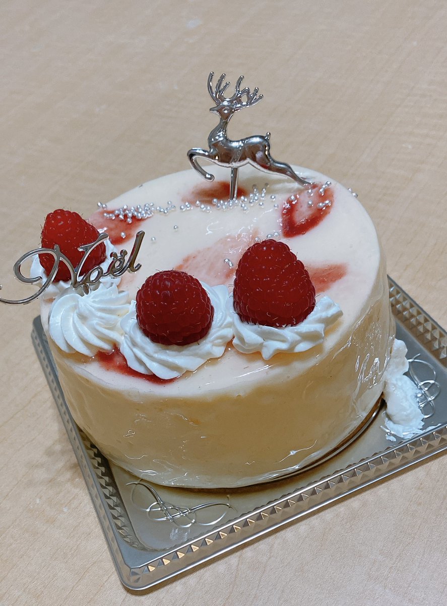 tm3609's tweet photo. 今年のケーキは近所の pâtisserie ECRIN DOUX で買いました😁
みなさまメリークリスマス❗️ https://t.co/ORXnhW2wWs
