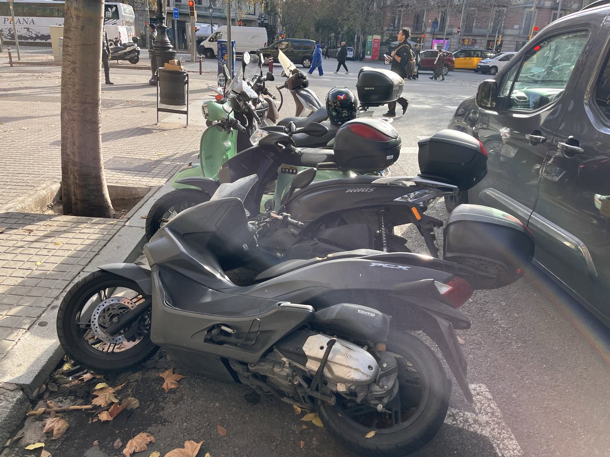 JLlMerlos's tweet photo. Aquest es el meravellos servei de la Grua de @bcn_ajuntament : per retirar una moto de la vorera n'han fotut dues al terra. Els ho he dit i no m'nah fet ni cas. Ara mateix: Muntaner/Gran Via. Foteu fastic! https://t.co/f7yWdWUcBP