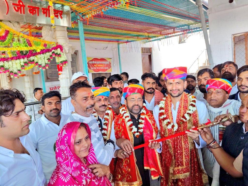 SanyamLodha66's tweet photo. राजस्थान के संघर्षशील युवा नेता निर्मल चौधरी जी के अरावली बचाओ मुहिम के तहत माउंट आबू से शुरू हुई 1000 किलोमीटर की पदयात्रा की  शुरुआत के मौके पर भाग लेकर मां अर्बुदा के दर्शन किए और उन्हें शुभकामनाएं दी। संत महात्माओं ने भी पदयात्रा में साथ चलकर आशीर्वाद प्रदान किया और यह संकल्प व्यक्त किया कि हर सूरत में अरावली का संरक्षण किया जाएगा।

इस दौरान प्रदेश कांग्रेस महामंत्री श्री हरीश चौधरी, जिला अध्यक्ष श्री लीलाराम गरासिया, यूथ कांग्रेस जिला उपाध्यक्ष श्री निकेश रावल, सिरोही नगर कांग्रेस अध्यक्ष श्री प्रकाश प्रजापति साथ थे।

@RahulGandhi @kharge @priyankagandhi @INCRajasthan @INCIndia @kcvenugopalmp @MukulWasnik @ashokgehlot51 @SachinPilot @GovindDotasra @TikaRamJullyINC @NirmlChoudhary 
@nsui @NSUIRajasthan @IYC @Rajasthan_PYC