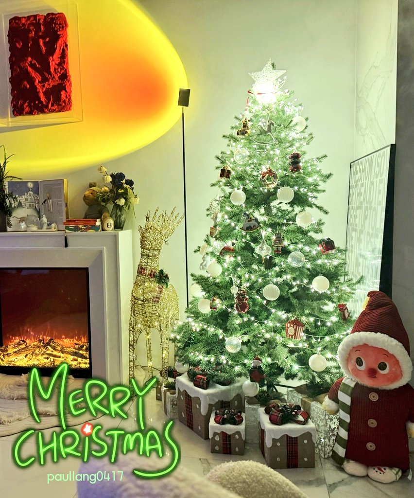 이번 크리스마스도 
#안효섭 트리와 함께!

아뇨섭과 함께한 
네 번 째 크리스마스..😍

모두 행복한
 #MerryChristmas2025 !!