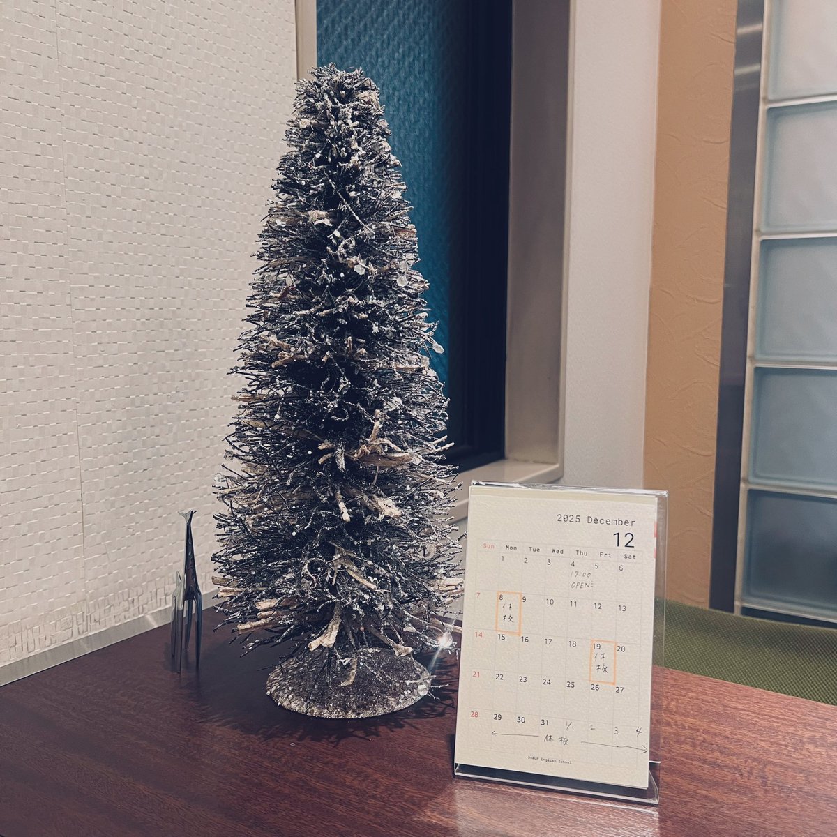 OneUP_English's tweet image. 明日はクリスマスですね🎄.*
スクールもすっかりクリスマス仕様です₍ · ̫·₎🕯🌟

今日もお疲れ様でした👍🏻⟡.·