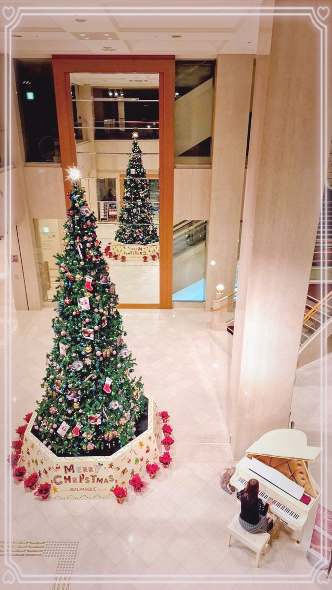 メルパルク🎹
サカエチカ(2日目)の前にこちらへ。
今年も素敵なツリー❤🎄✨気持ちよく音が響きます🎶
ありがとうございました🙇‍♀️ ̖́-

こちらにもFFさんが🥰写真も動画もありがとうございます。上からの写真がお気に入り❤︎

 #ストリートピアノ