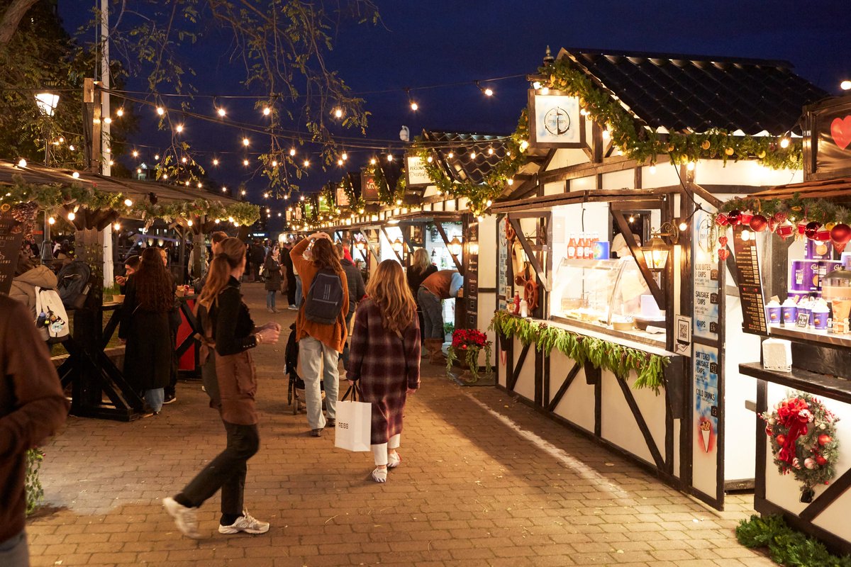 StKatsMarina's tweet photo. Gift shopping and festive treats. If you are looking for any last minute stocking fillers the Victorian Village along the St. Katharine Docks waterfront is open today
#ChristmasMarket #MerryChristmasEveryone #feelingfestive #christmaseve #londonmarina #skdmarina #igymarinas https://t.co/ikzdOLlmhw