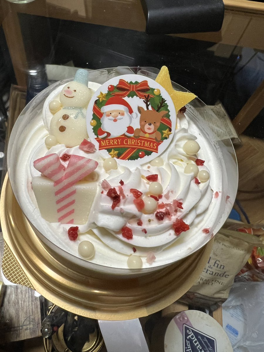 今日は我が家のクリスマス🎄です✨
コンビニケーキですが、5年ぶりぐらいのホールケーキなので⁽⁽٩(๑˃̶͈̀ ᗨ ˂̶͈́)۶⁾⁾
楽しみます♪♪