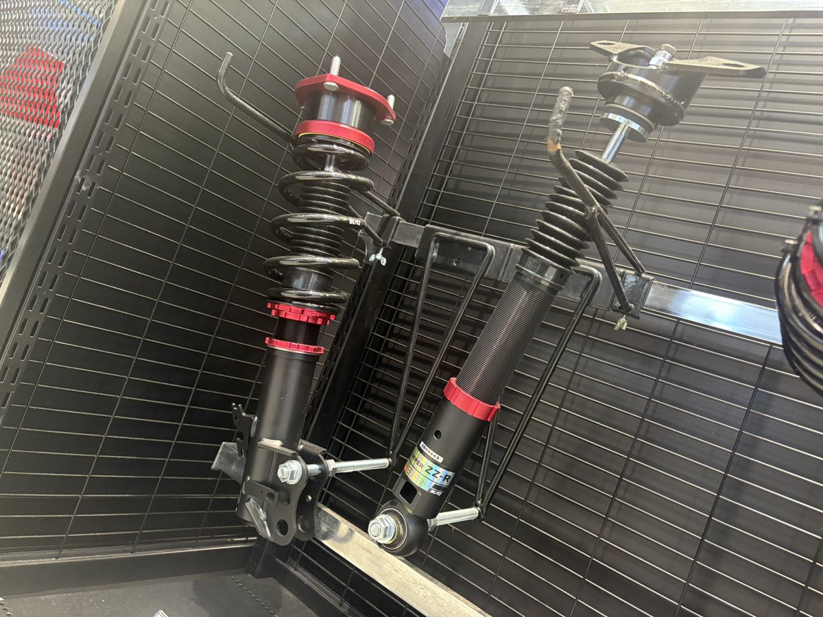 レクサスLBXのリアアッパーこんな形してるんや。