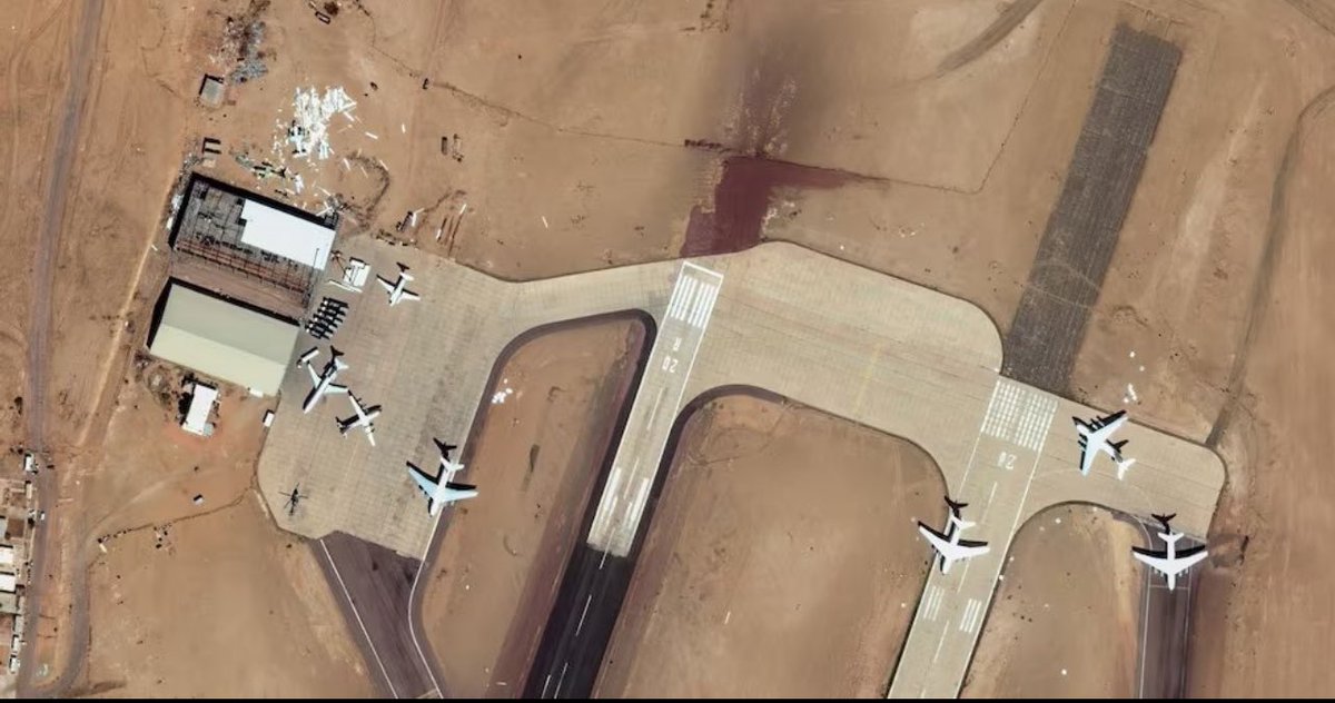 هذا هو مطار الكفرة (24º10'48"N 23º18'52"E)، والذي يُعد مركزًا لوجستيًا رئيسيًا لـ مليشيا الدعم السريع (الجنجويد) في عمق الأراضي الخاضعة لسيطرة الجيش الوطني الليبي بقيادة المشير خليفة حفتر. لم يكن هذا المطار قد شهد توسعة إلا خلال العام الماضي، وخلال هذه الفترة هبطت فيه عشرات