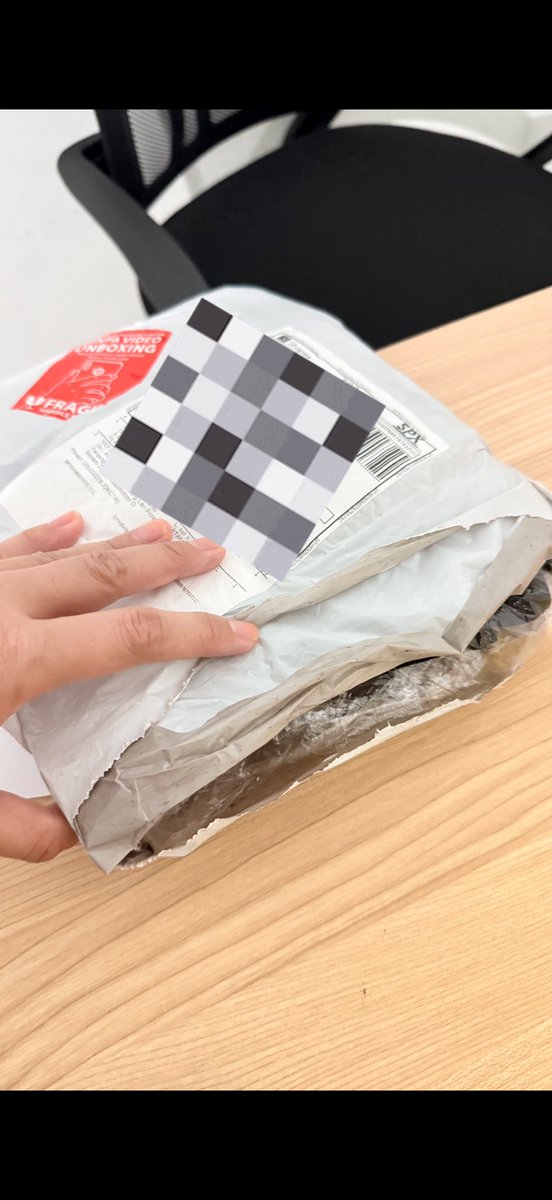 inttanpermata's tweet photo. coba tolong dong ekspedisinya dibenerin @ShopeeID @ShopeeCare . 
hari ini kiriman paket dengan SPX smua kenapa si lacang banget segala barang pelastik kebuka lah ada bekas congkelan lah smpe rusak ! gaush dipake lg apa klo kyk gini tuh merugikan, jd kan ribet kita retur barang!! https://t.co/4noVJ5df86