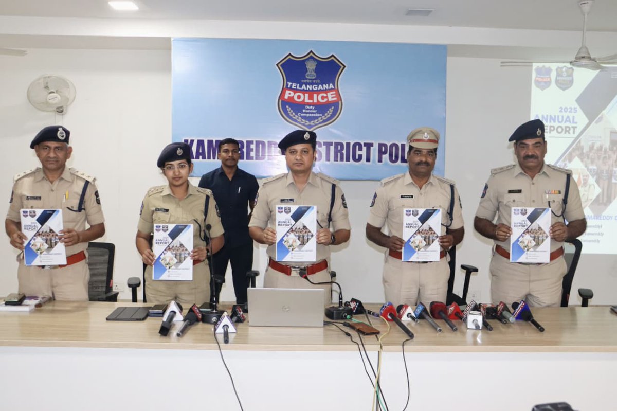 sp_kamareddy's tweet photo. 2025 సంవత్సరానికి సంబంధించిన #KAMAREDDY జిల్లా పోలీసు శాఖ వార్షిక నివేదికను జిల్లా ఎస్పీ శ్రీ యం. రాజేష్ చంద్ర, ఐపీఎస్ గారు ఈరోజు జిల్లా పోలీస్ కార్యాలయంలో విడుదల చేయడం జరిగింది. 
Download the Annual Booklet:
https://t.co/y8H60ENX4p

@TelanganaDGP @TelanganaCOPs
@Collector_KMR https://t.co/PARWWKu1jh