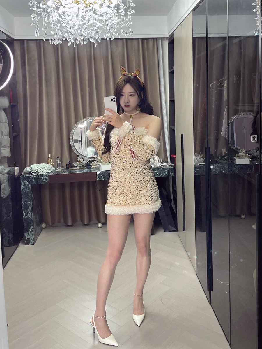 Christina_Xu_JJ's tweet photo. 圣诞快乐呀😋
#男娘 #伪娘 #反差 #圣诞战袍 #cd #ts #高跟鞋 #包臀裙 https://t.co/GnIi61Rgit