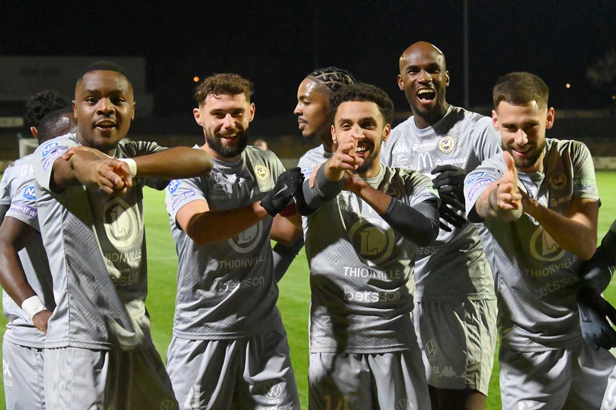 NationalZone_'s tweet image. Le bilan 𝗦𝗧𝗥𝗔𝗧𝗢𝗦𝗣𝗛𝗘́𝗥𝗜𝗤𝗨𝗘  de l’US Thionville dans le groupe B de National 2 cette saison : 

🏟️ 12 matchs 
✅ 11 victoires 
❌ 1 défaite
⚽️ 27 buts (meilleure attaque) 
🥅 9 buts encaissé (meilleure défense)

11 points d’avance sur le 2ᵉ 🥵

(Photo illustration)