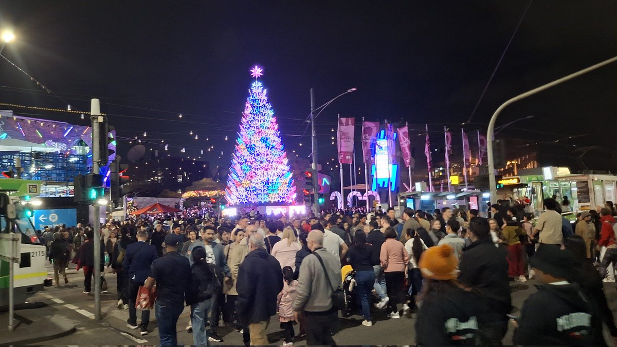 craig_halsall's tweet photo. Busy night in #Melbourne - shortly before 10pm on #ChristmasEve ๐๐
Half-hourly #CraigieburnLine train proving popular #MetroTrains
#MelbourneChristmas #AussieChristmas https://t.co/bxCHpi7bO1