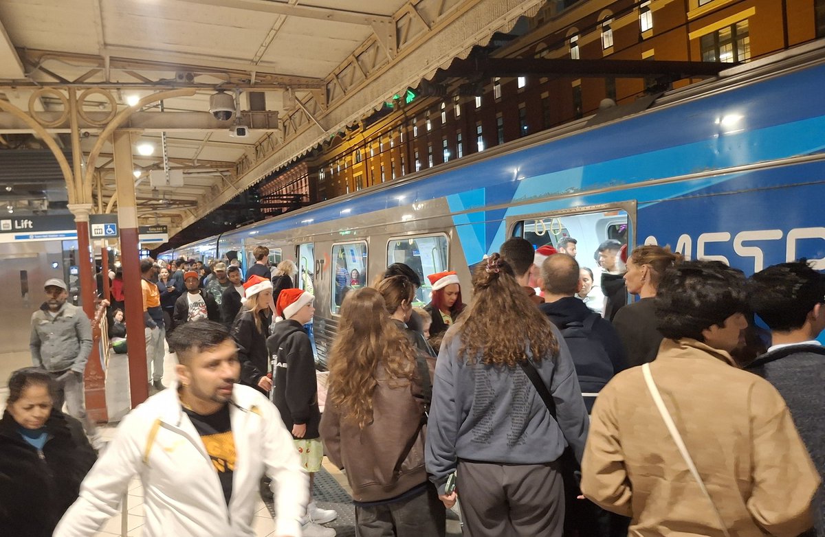 craig_halsall's tweet photo. Busy night in #Melbourne - shortly before 10pm on #ChristmasEve ๐๐
Half-hourly #CraigieburnLine train proving popular #MetroTrains
#MelbourneChristmas #AussieChristmas https://t.co/bxCHpi7bO1