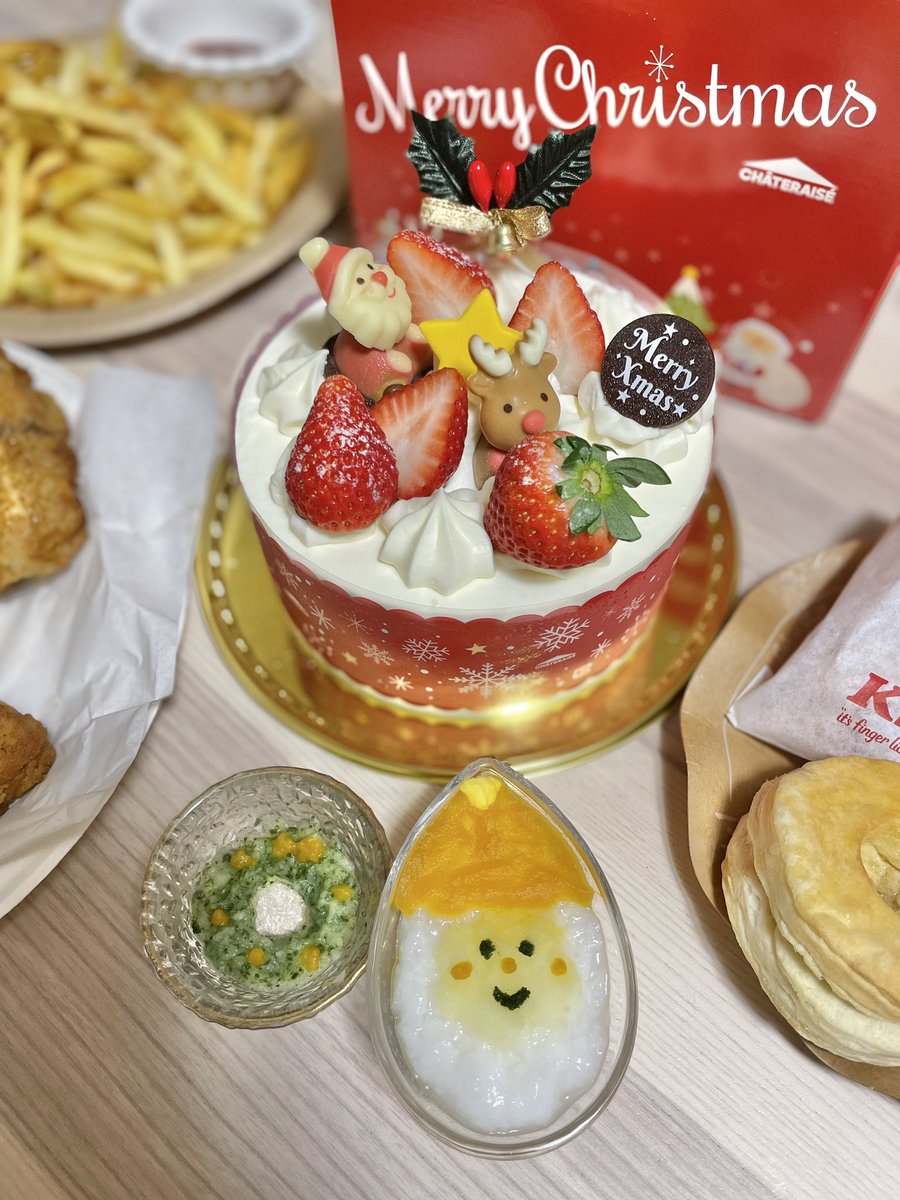 krisukeyan's tweet photo. 3人で初めてのクリスマス🎄だから可愛いケーキ🎂を用意🙌美味しかった😋 #クリスマス #クリスマスケーキ #シャトレーゼ #サンタとトナカイ可愛い https://t.co/6pFlfHyuqk