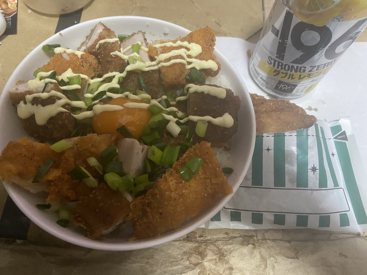 hURAKAN_AKAunt's tweet photo. クリスマスイブ。
ファミチキ@famima_now の黒トリュフ丼とうさぎや　@usagiya0245  さんの団子と稲荷で呑む。
最高‼︎ https://t.co/DwuHcH2kZa