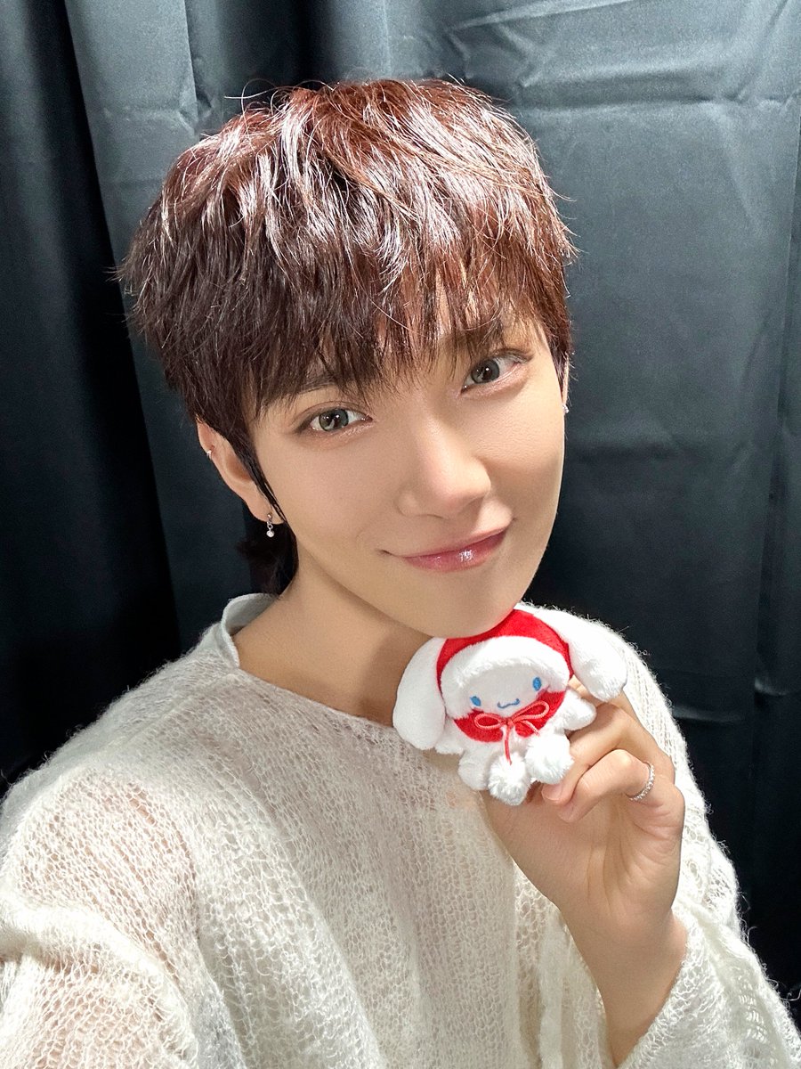 pledis_17's tweet image. 캐럿을 위해 준비한 세븐틴의 선물🎁

▶️ weverse.io/seventeen/medi…

#SEVENTEEN #세븐틴
#Happy_Holidays #해피홀리데이