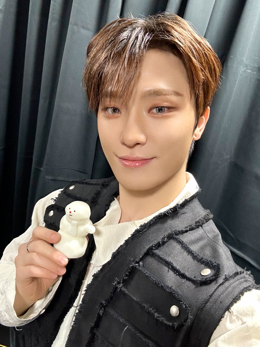 pledis_17's tweet image. 캐럿을 위해 준비한 세븐틴의 선물🎁

▶️ weverse.io/seventeen/medi…

#SEVENTEEN #세븐틴
#Happy_Holidays #해피홀리데이