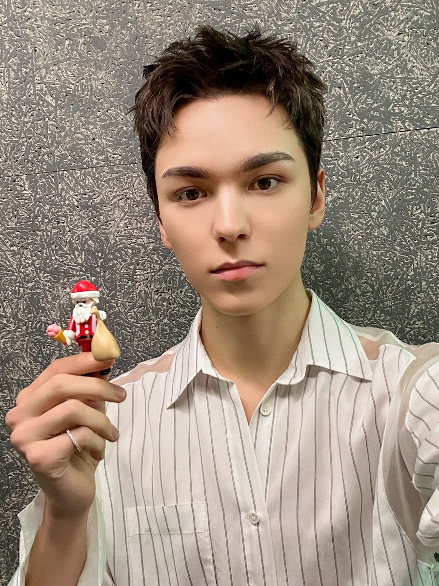 pledis_17's tweet image. 캐럿을 위해 준비한 세븐틴의 선물🎁

▶️ weverse.io/seventeen/medi…

#SEVENTEEN #세븐틴
#Happy_Holidays #해피홀리데이