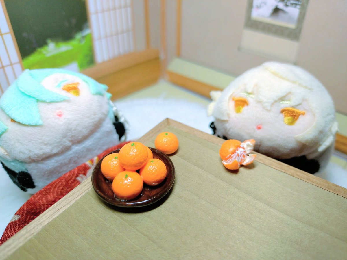 bivi_0x0's tweet photo. ころぼっくるのミニチュア工房さん(@mini_korobo)より、こたつとミカンをお迎えしました🍊✨
このミカンのクオリティ…感動です✨✨✨

お名前を間違えており、再ポストしました💦
大変失礼いたしました🙇‍♀ https://t.co/EgzBhfahAw