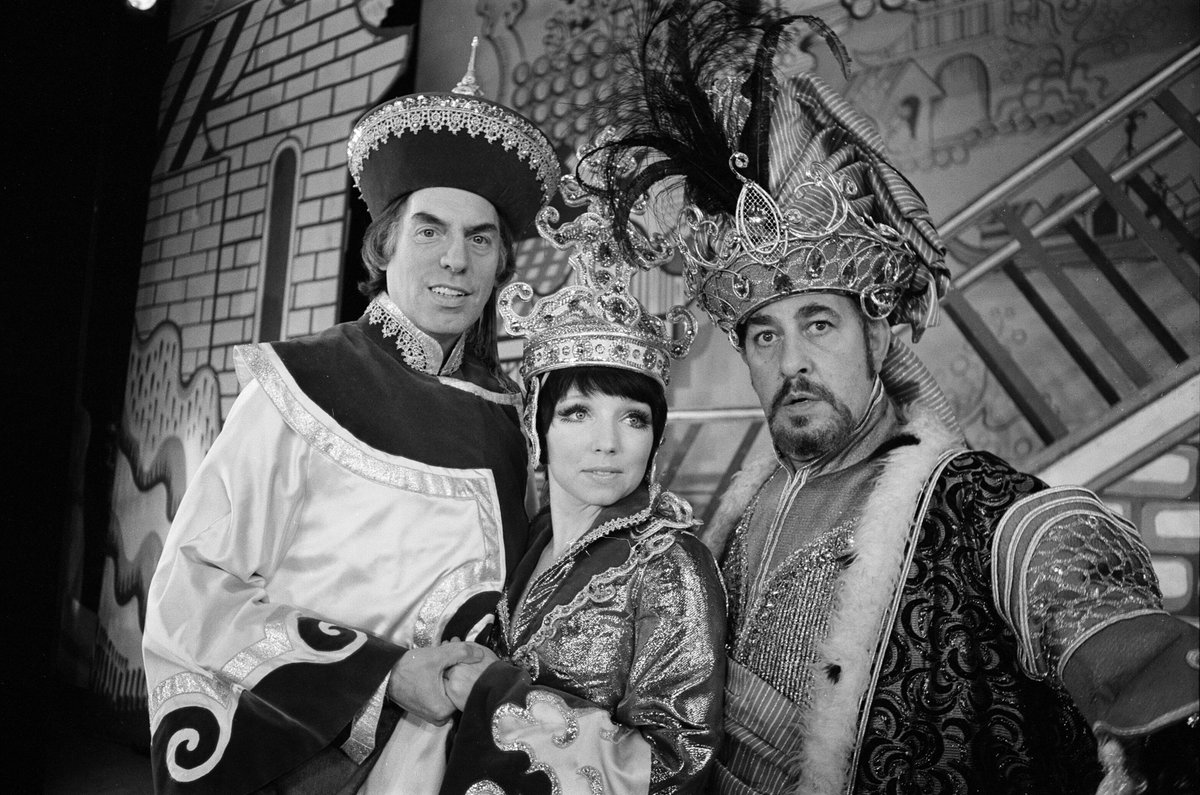 Day 5 of #PantoChristmas: Birmingham Hippodrome, 1974! 
It’s an ‘Aladdin’ photo-call featuring a star-studded Birmingham cast:
💅 The legendary Larry Grayson (Wishee Washee)
🎭 Alfred Marks OBE (Abanazar)
🌟 Dilys Watling (Aladdin)
<a href="/mirrorpix/">Reach Licensing</a>
