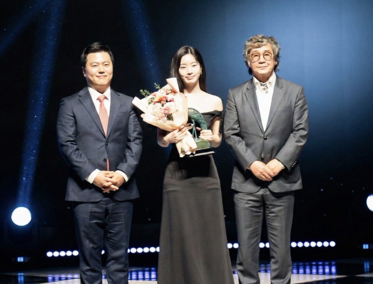 lovemedahyun's tweet photo. One of the highlights of the awards ceremony was the “New Star Award.” 

The recipient of the award at the 29th Chunsa International Film Festival was TWICE member &amp; actress #DAHYUN (Kim Dahyun) who delivered a fresh &amp; lovable performance in the film "You Are the Apple of My Eye" https://t.co/1uUPCdxDpY