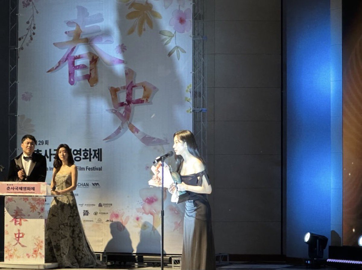 lovemedahyun's tweet photo. One of the highlights of the awards ceremony was the “New Star Award.” 

The recipient of the award at the 29th Chunsa International Film Festival was TWICE member &amp; actress #DAHYUN (Kim Dahyun) who delivered a fresh &amp; lovable performance in the film "You Are the Apple of My Eye" https://t.co/1uUPCdxDpY