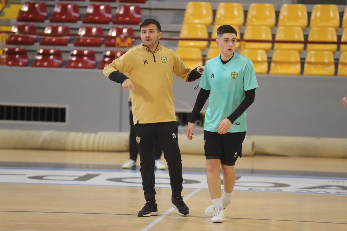 ⚽️ Samu Leña, juvenil de nuestra entidad e internacional sub-19, también estuvo presente en la sesión de trabajo de este miércoles.

📸 <a href="/EduLuqueMelenas/">Melenas Foto</a> 

#CordobaAlzira #PrimeraDivisionFS