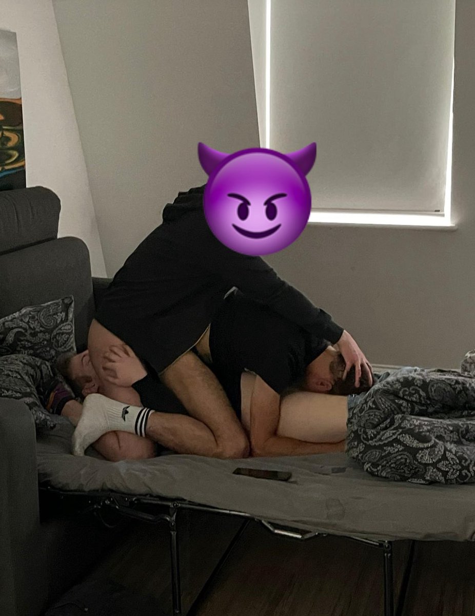 Love being piggy in the middle 😈🍆💦💦💦💦