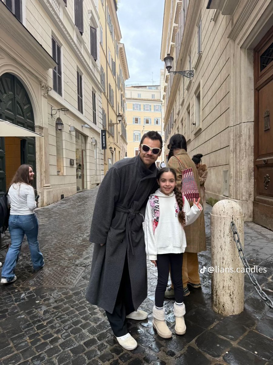 Harry with a fan in Italy recently! (via lians.candles)