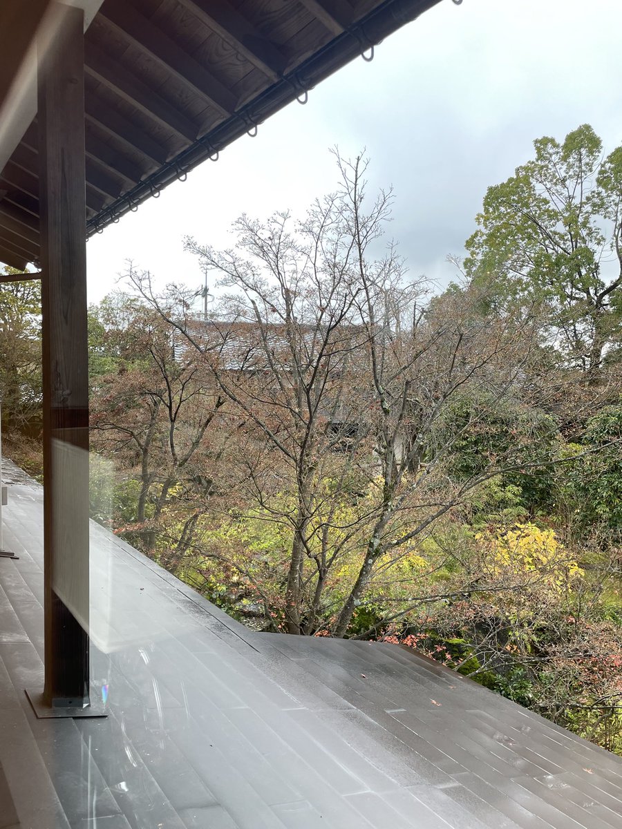 Eijin_Nimura's tweet photo. 今年 @UNESCO 憲章採択80周年を迎え京都にて佐藤地・元大使と対談と演奏を行ってきました（控室からの風景）。紛争終結後など特に重要な役割を果たすUNESCOですが、現在日本の平和芸術家は節子さんと僕の二人のみ。東日本大震災15年も控え引き続き真摯に活動を続けます。来年もよろしくお願いします。 https://t.co/W7a9Fy2Ajj