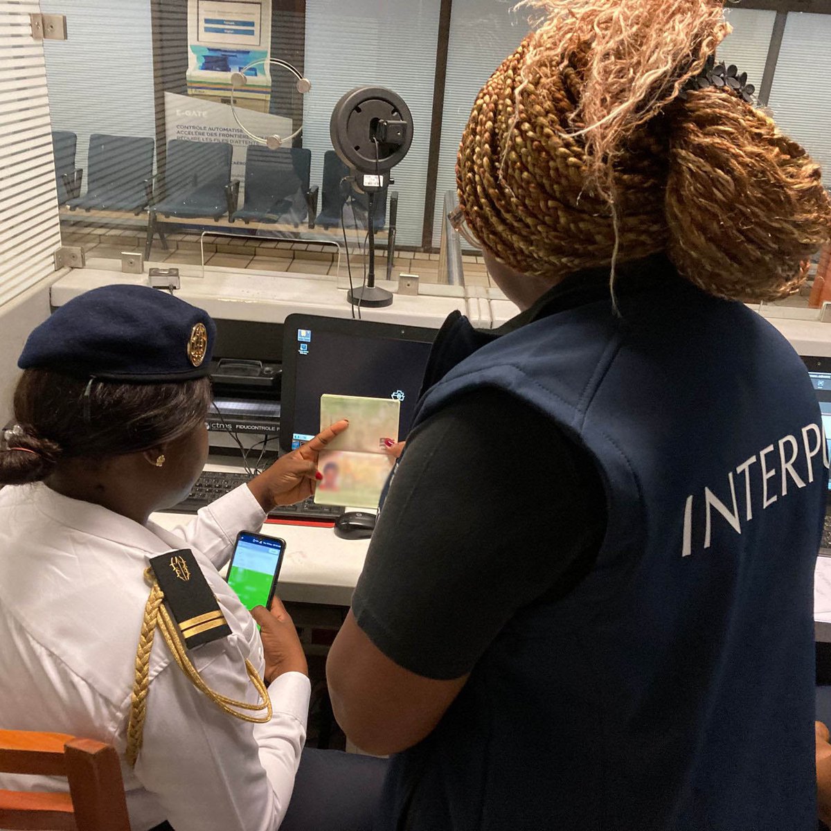 INTERPOL_HQ's tweet photo. ✈️ Mise en pratique à l’aéroport international de Libreville 🇬🇦

Après deux jours de formation, 26 agents des services de l’immigration, des douanes, de la gendarmerie et de la police sont passés à l’action.

À l’aide des appareils mobiles d’INTERPOL, ils ont mené un exercice opérationnel visant à vérifier les listes de passagers et contrôler les passeports grâce aux bases de données d’INTERPOL.

🔎 Résultat concret : un passager en provenance d’Éthiopie a été intercepté en possession d’un passeport burkinabè signalé perdu/volé.