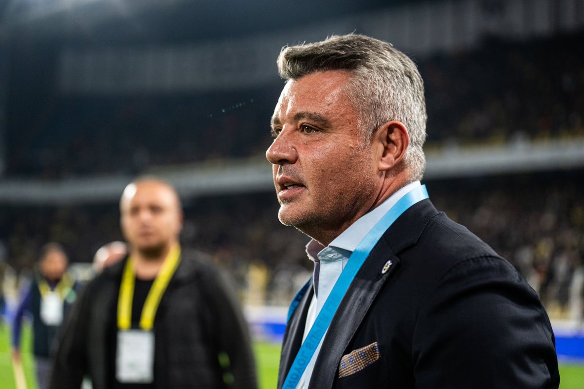 Fenerbahçe başkanlık makamı, Rasim Ozan denen şartlatanın ve geçmişte onun mabadını yaladığı malum örgütün içine sızamadığı, kongresinde sonuçları belirleyemediği tek yer. 

Fenerbahçe başkanı seçimle gelir seçimle gider; geçmişte ve bugün bizde size yedirecek tek bir başkan yok.