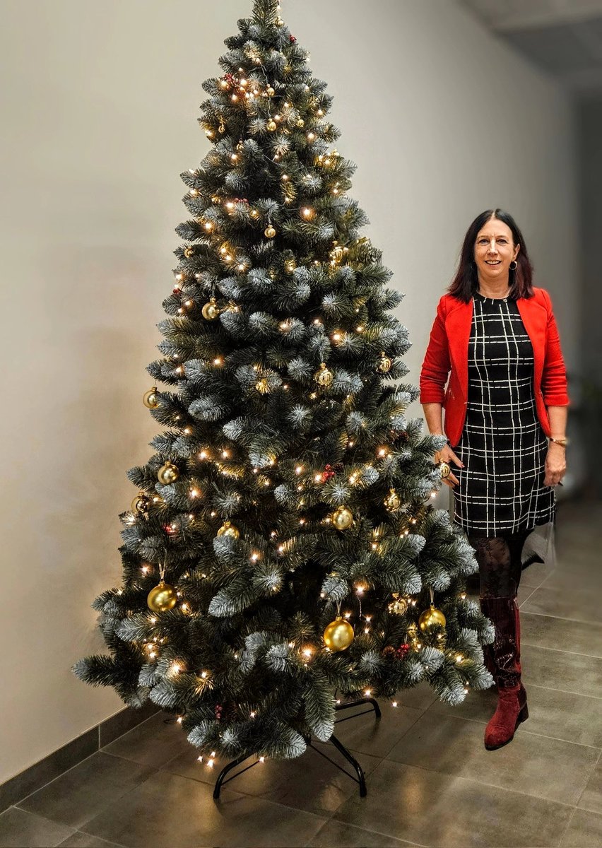 Beata68283258's tweet photo. Moi Drodzy!❤️❤️❤️🌲🎅🌲
 Wesołych Świąt Bożego Narodzenia!.
Życzę Wszystkim i Każdemu: dużo radości i spokoju w sobie, wokół Nas i na świecie. 
Niech zdrowie pod ręką ze szczęściem towarzyszy Wam w codzienności i od święta. https://t.co/d6T0XIDmUg
