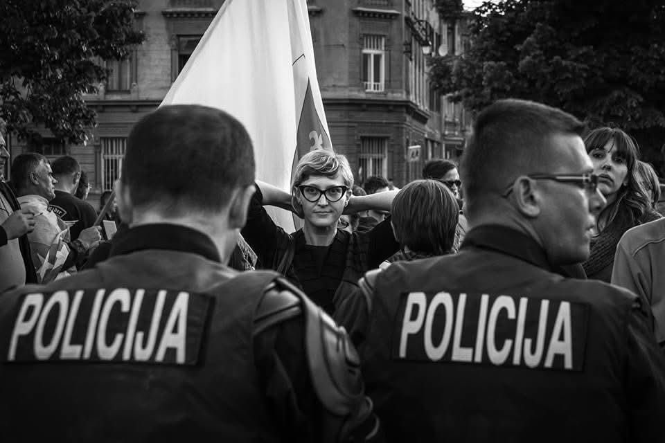 Jasmila Žbanić je svjesno stala iza ove vlasti i bila njen glasni zagovornik. 
Danas, u trenutku budžetskih odluka, obraća se građanima za finansijsku podršku.
Građani nisu obavezni da saniraju posljedice loših politika.

Nek se obrati Benjamini Karić, ipak joj je savjetnica.