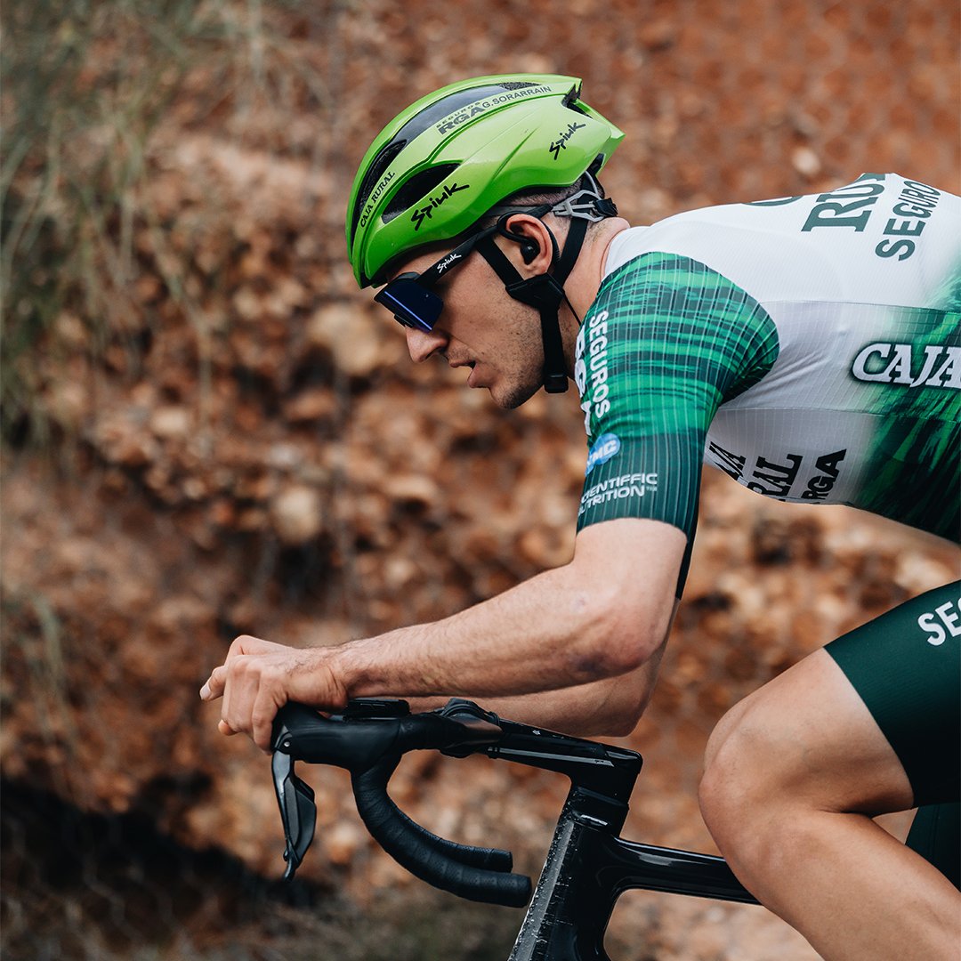 CajaRural_RGA's tweet photo. 🔝 Listas para estrenarse en competición y lucir a lo largo de 2026 en las carreteras de todo el mundo. Las nuevas equipaciones #GSport de Caja Rural-Seguros RGA dan forma a la imagen que nos acompañará durante el que esperamos sea un gran año.

#SúmateAlVerde 💚 https://t.co/b6X3PGWCCf