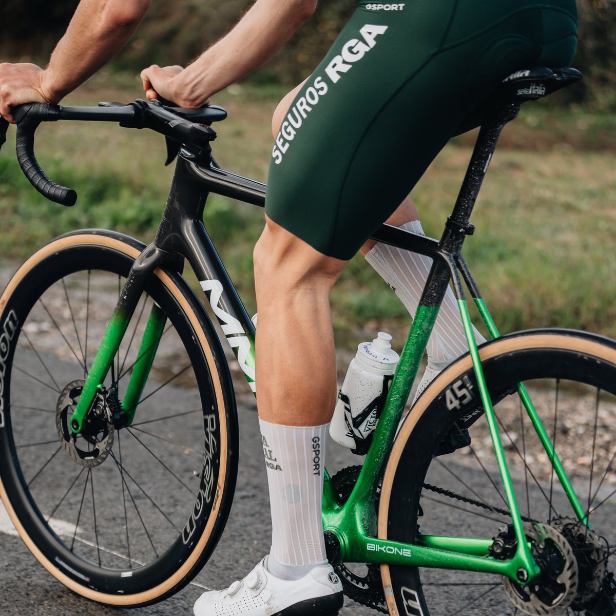 CajaRural_RGA's tweet photo. 🔝 Listas para estrenarse en competición y lucir a lo largo de 2026 en las carreteras de todo el mundo. Las nuevas equipaciones #GSport de Caja Rural-Seguros RGA dan forma a la imagen que nos acompañará durante el que esperamos sea un gran año.

#SúmateAlVerde 💚 https://t.co/b6X3PGWCCf