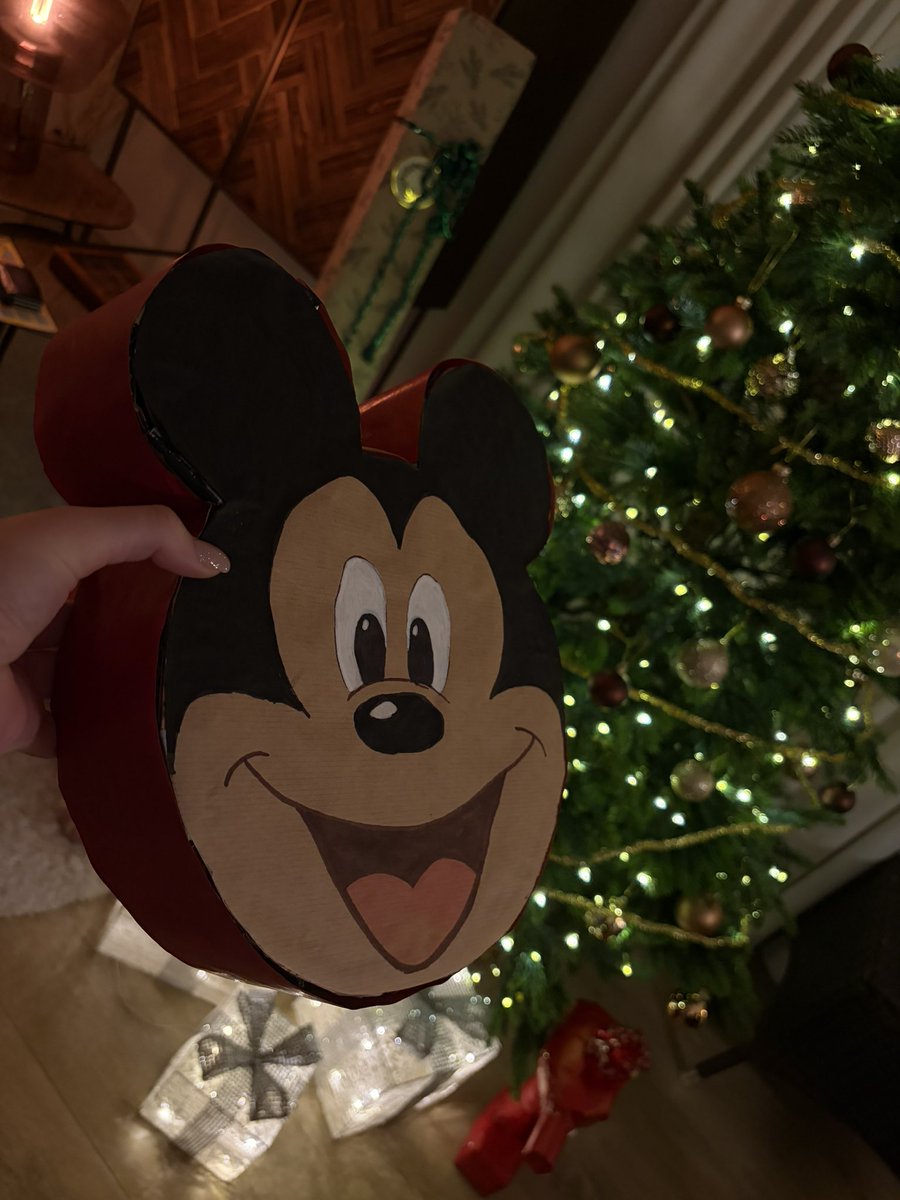Eluny_'s tweet photo. merry christmas everyone!! ❤️🎄💋 https://t.co/EdMGCxmhp7